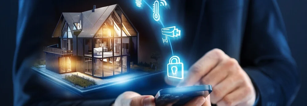 Person steuert Smarthome über ein Smartphone
